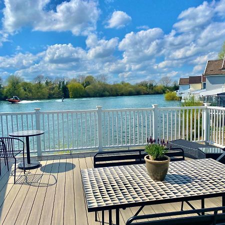 Cotswolds Lakeside Lodge - Nesbitt'S Nest South Cerney Bagian luar foto