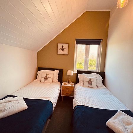 Cotswolds Lakeside Lodge - Nesbitt'S Nest South Cerney Bagian luar foto