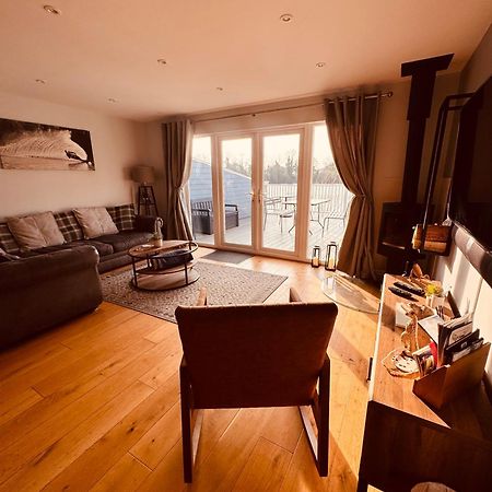 Cotswolds Lakeside Lodge - Nesbitt'S Nest South Cerney Bagian luar foto