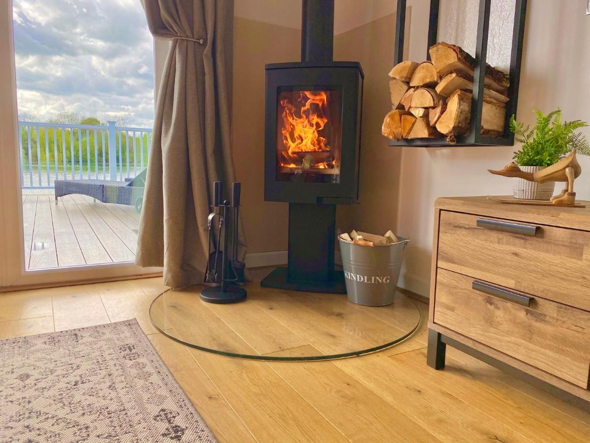 Cotswolds Lakeside Lodge - Nesbitt'S Nest South Cerney Bagian luar foto