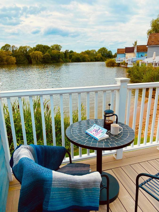 Cotswolds Lakeside Lodge - Nesbitt'S Nest South Cerney Bagian luar foto