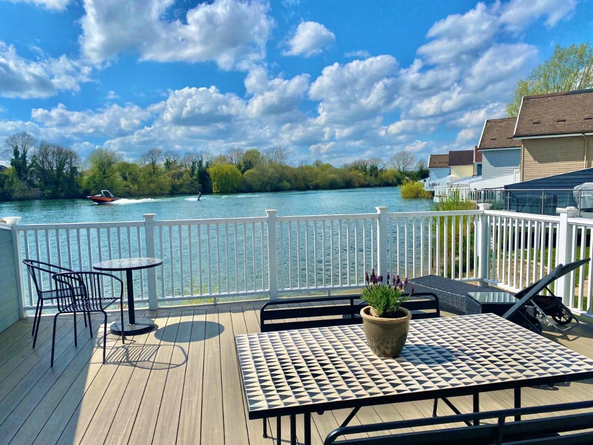 Cotswolds Lakeside Lodge - Nesbitt'S Nest South Cerney Bagian luar foto