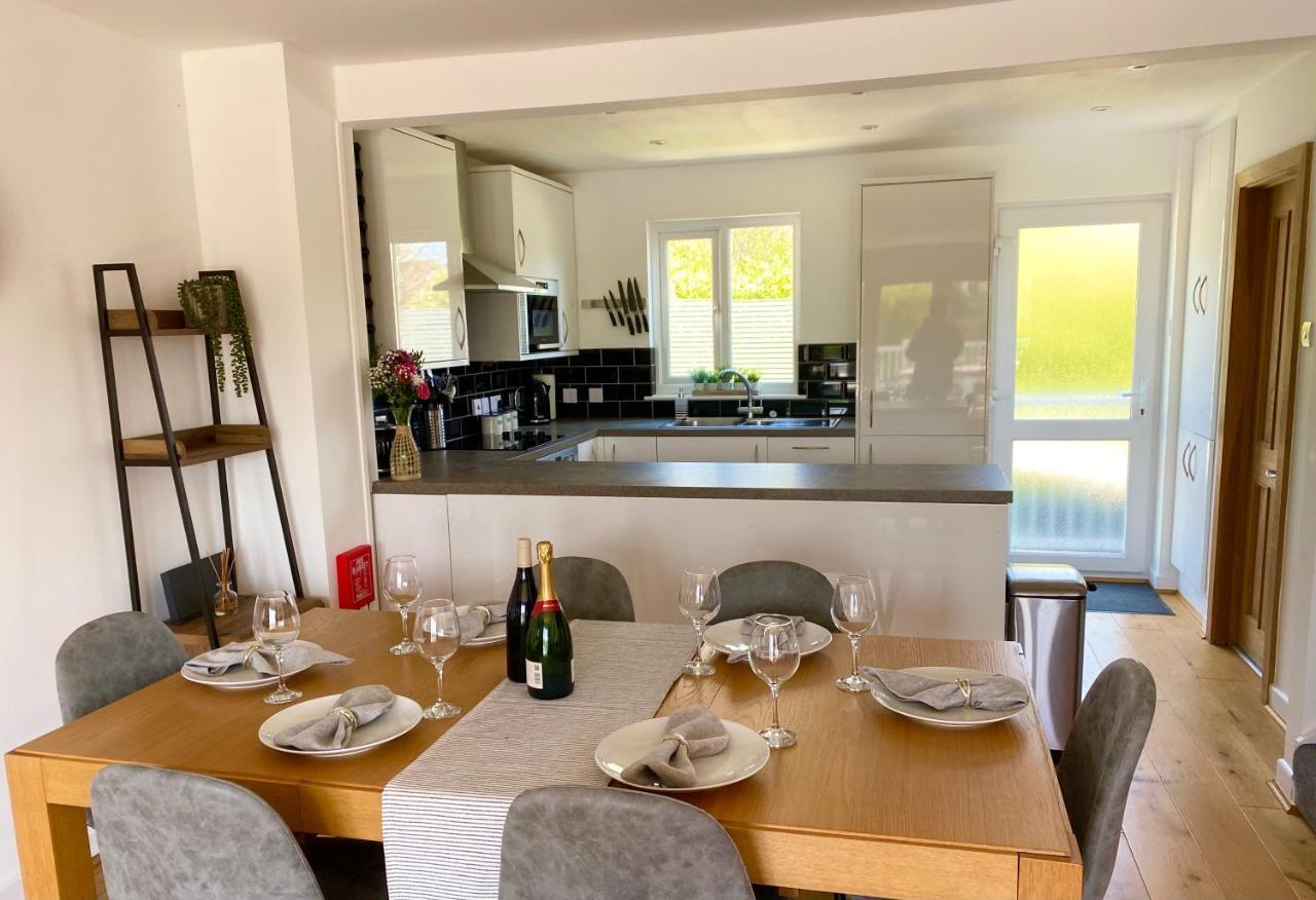 Cotswolds Lakeside Lodge - Nesbitt'S Nest South Cerney Bagian luar foto