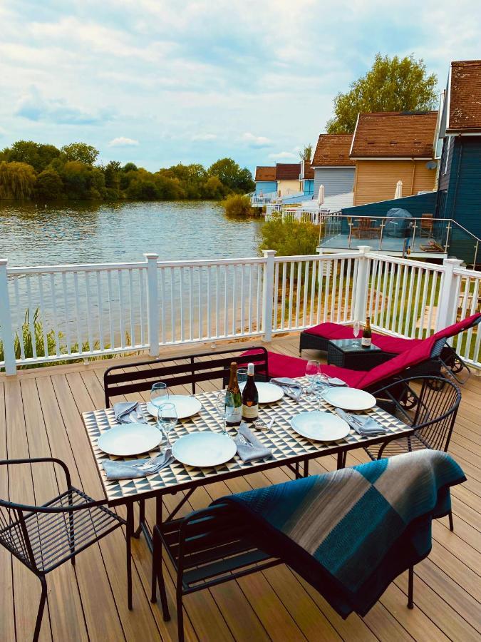 Cotswolds Lakeside Lodge - Nesbitt'S Nest South Cerney Bagian luar foto