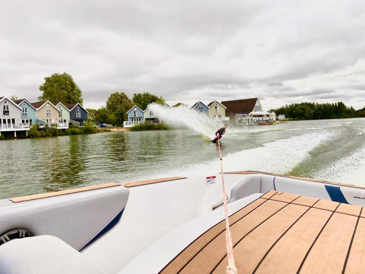 Cotswolds Lakeside Lodge - Nesbitt'S Nest South Cerney Bagian luar foto