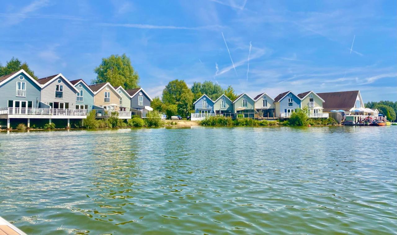 Cotswolds Lakeside Lodge - Nesbitt'S Nest South Cerney Bagian luar foto