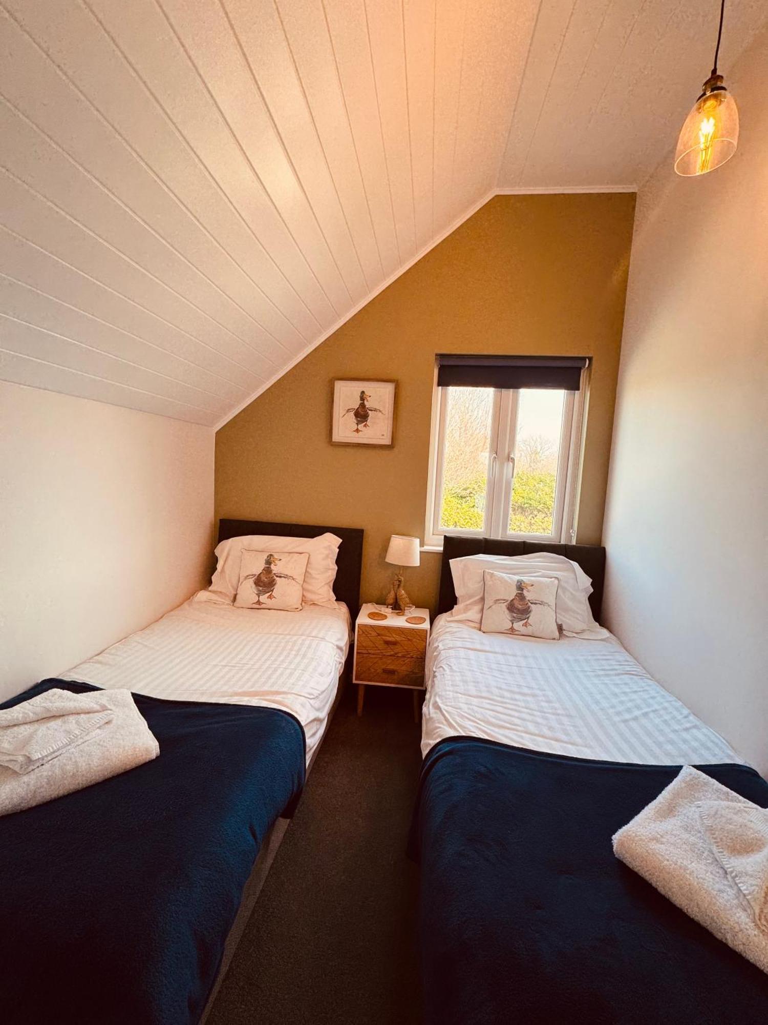 Cotswolds Lakeside Lodge - Nesbitt'S Nest South Cerney Bagian luar foto