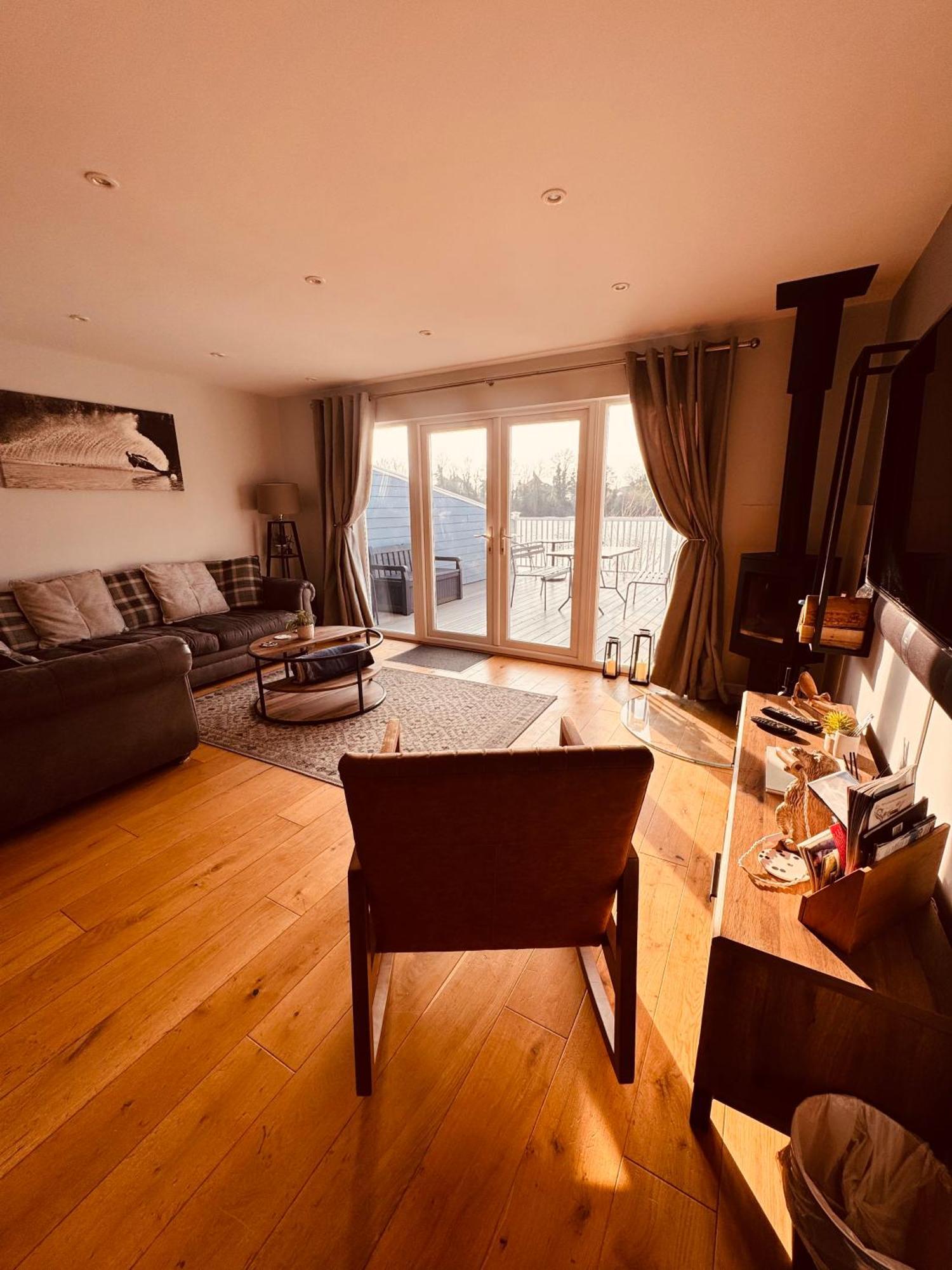 Cotswolds Lakeside Lodge - Nesbitt'S Nest South Cerney Bagian luar foto