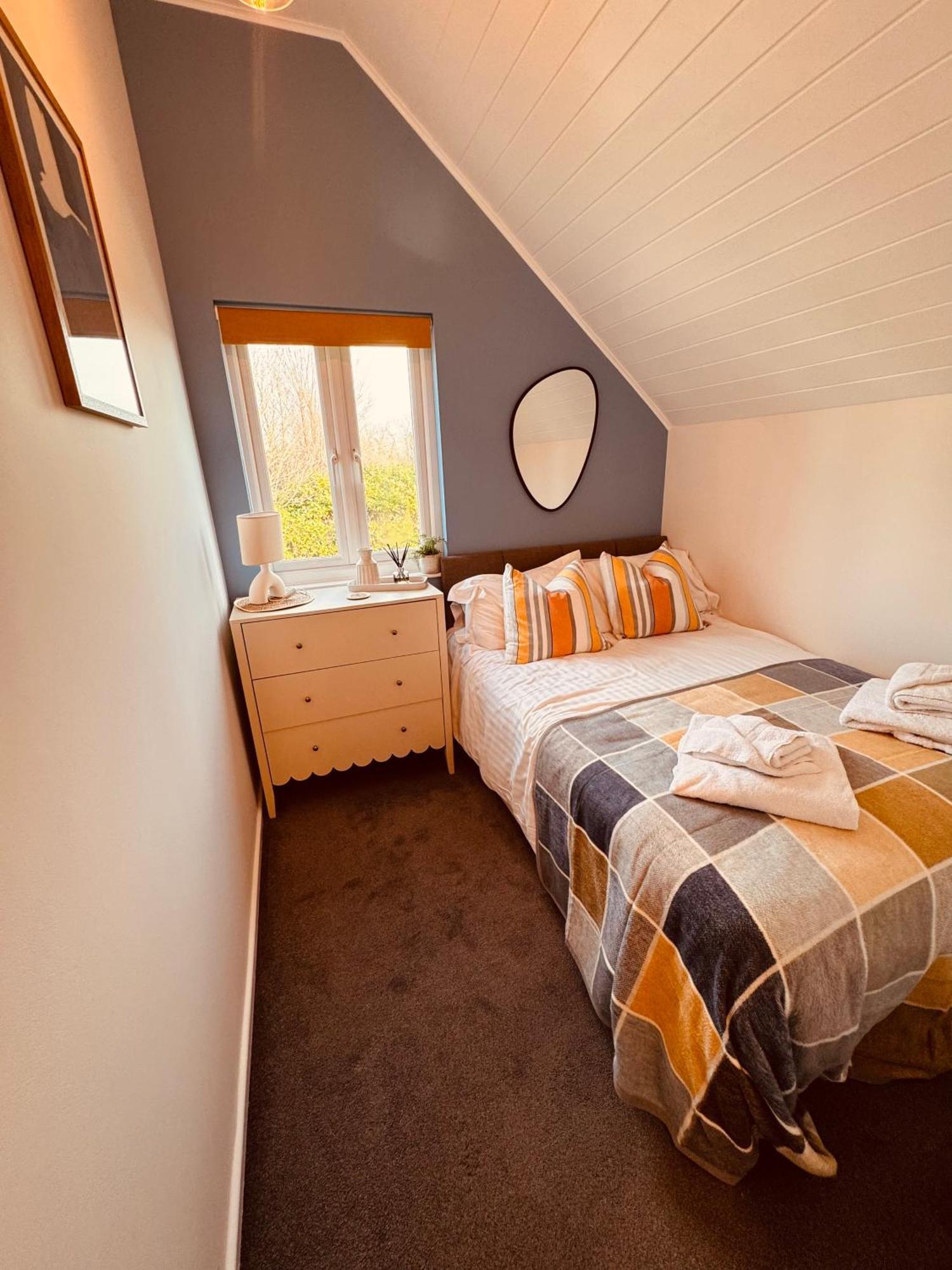 Cotswolds Lakeside Lodge - Nesbitt'S Nest South Cerney Bagian luar foto